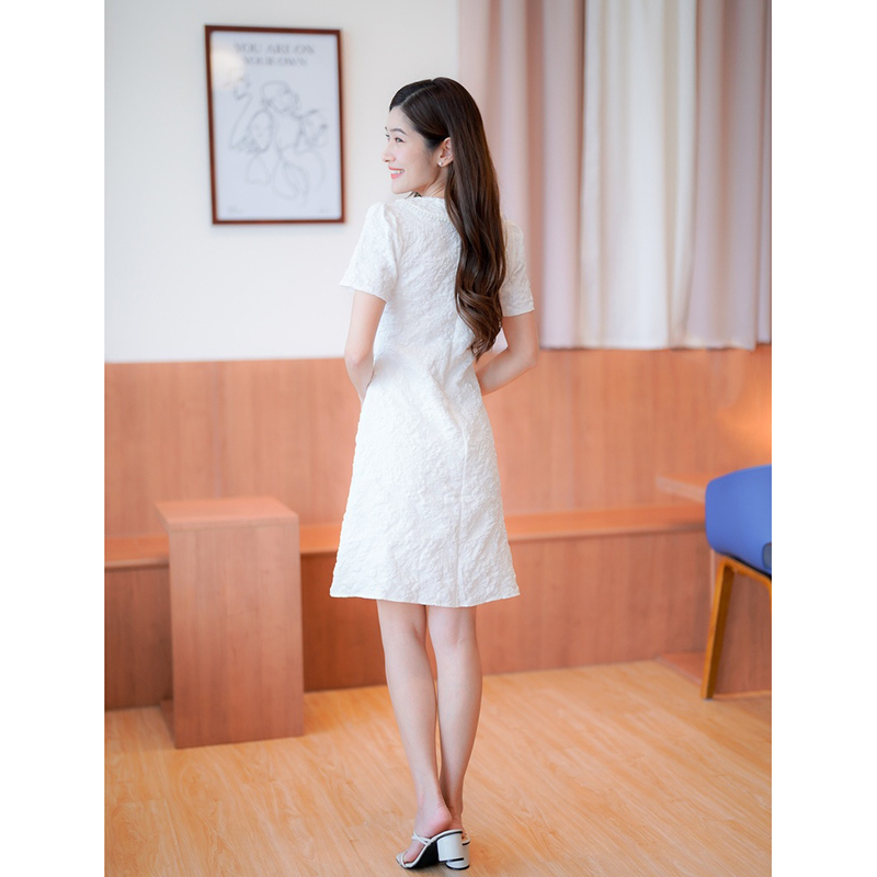 kudapy เดรสสั้นสีน้ำเงิน/สีชมพู/สีขาว ผ้าทอลายนูนแต่งกระดุม