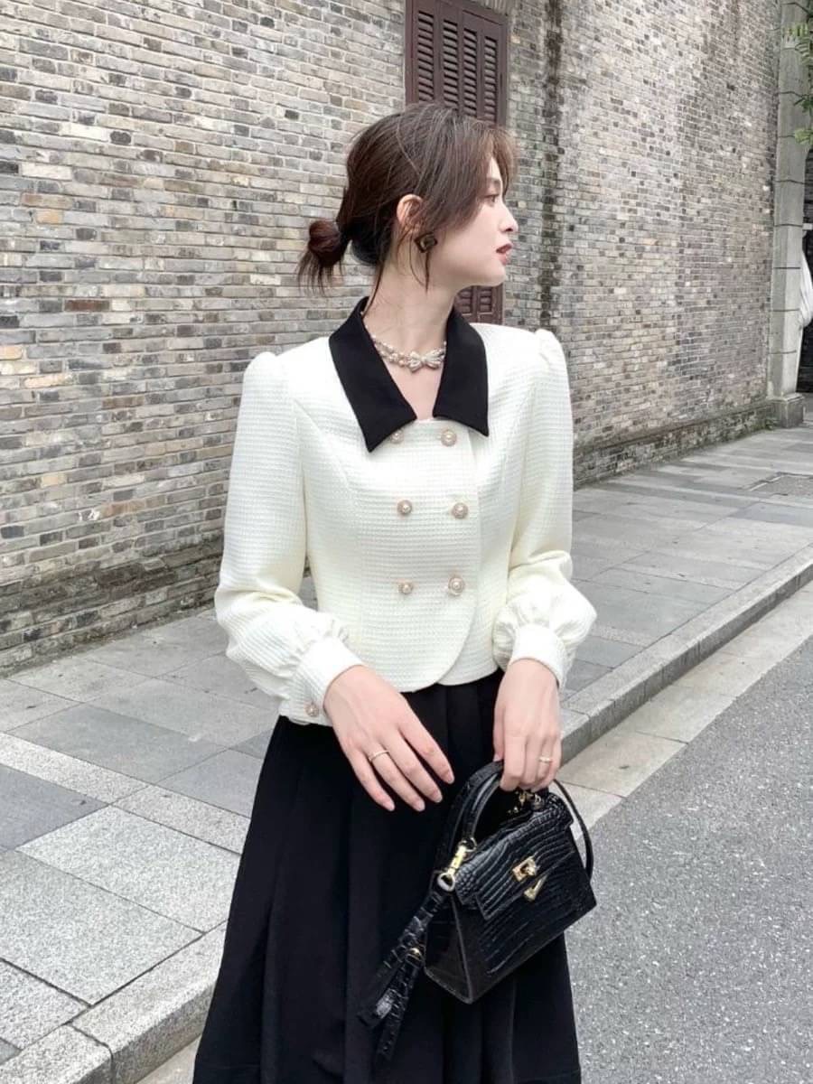 kudapy เซ็ทเสื้อครอปสีครีมแต่งปกสีดำ+กระโปรงยาวจับจีบใหญ่เอวสูงทรงเข้ารูป