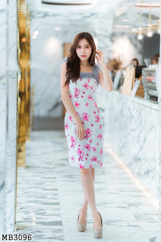 เดรสสั้นแขนกุดสีชมพู พิมพ์ลายดอก แต่งขนปุยสีเทาให้ดูมีระดับ สวยหรูในราคาเบาๆ S/M/L