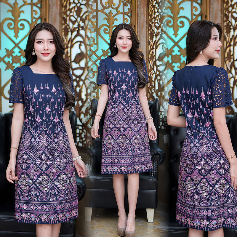 kudapy เดรสสั้นสีม่วงเปลือกมังคุด/สีกรม พิมพ์ลายไทย เนื้อผ้านิ่มใส่สบายไม่หนาไม่ร้อนไม่ระคายผิวค่ะ ตัวนี้ดีไซน์คอเหลี่ยมสวยเก๋ พิมพ์ลายสวยมาก