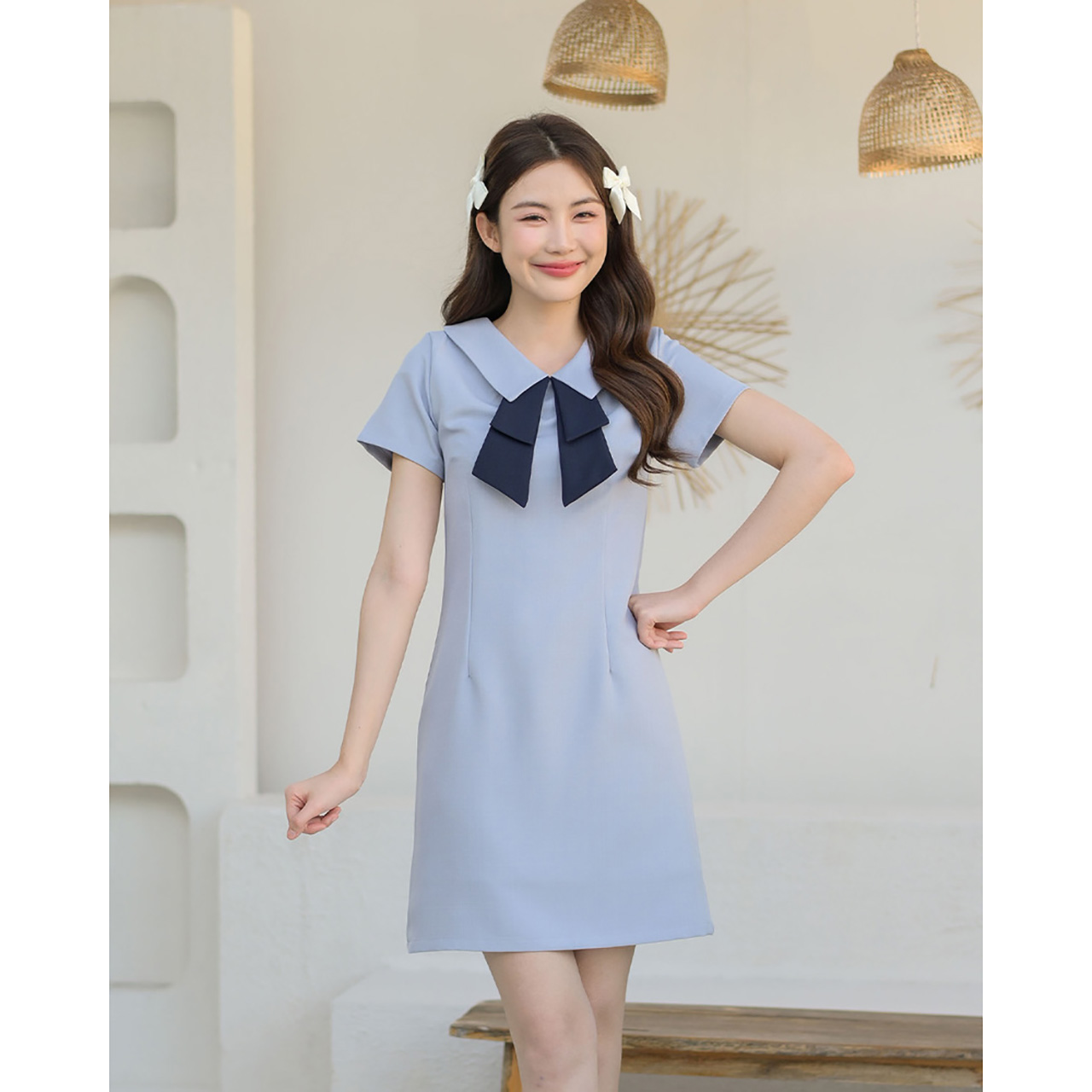 kudapy เดรสแขนสั้น คอปกดีไซน์เก๋ แต่งชายโบว์สองชั้นสีตัดตัวชุดเพิ่มกิมมิคความน่ารัก จับเกล็ดเข้าเอวทั้งหน้า-หลัง