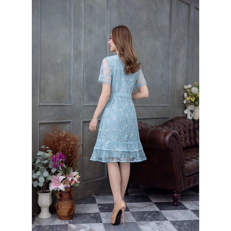 kudapy เดรสสั้นสีเขียวคอวี/สีเขียวคอกลม ผ้าตาข่ายปักทั้งตัว แซมปักด้วยดิ้นทอง แพทเทิร์นสวยคลาสสิค มีดีเทลแต่งลูกไม้ปลายแขนและเอว ช่วงชายกระโปรงเป็นระบายสองชั้น