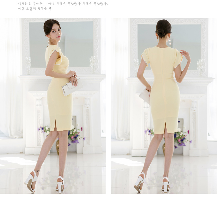 ชุดเดรสสีเหลืองอ่อนใส่ทำงาน คอเสื้อคล้ายทรงห้าเหลี่ยม