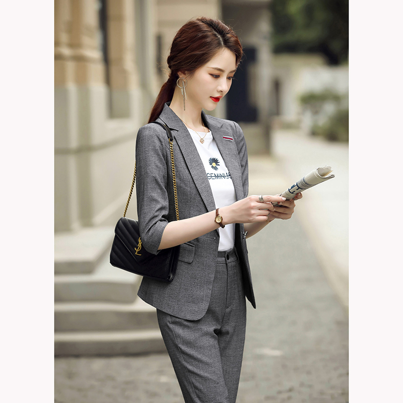 kudapy ชุดสูททำงานผู้หญิงสีเทาแขนสามส่วนพร้อมกางเกง จุดเด่นของชุดนี้คือสีชุดเน้นความสุภาพเรียบง่าย