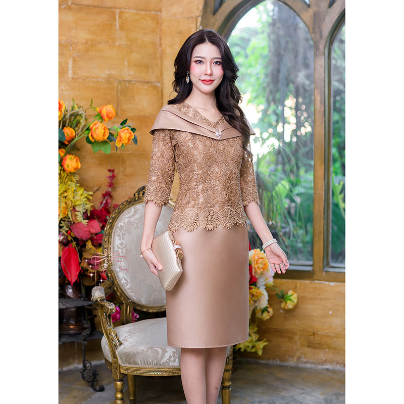 kudapy เดรสสั้นสีน้ำตาล/สีชมพู ผ้าไหมญี่ปุ่นบวกกับลูกไม้เงาทอผสมดิ้นปักตกแต่งเลื่อม