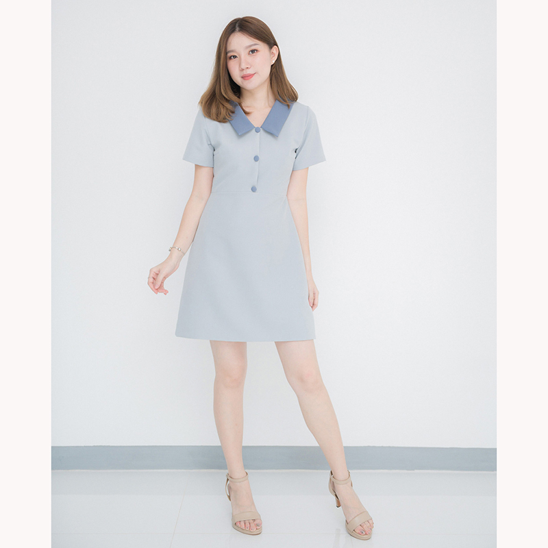 kudapy เดรสสั้นสีเขียว,มัทฉะ,ชมพูเข้ม,เขียวเลมอน,ดำ,ชมพูอ่อน,น้ำตาลเทาหม่น,ครีมชมพู,เทาฟ้า คอปกแขนสั้น กระโปรงทรงเอเล็กๆ แพทเทิร์นตัดต่อกลางตัวเสื้อแต่งกระดุมปั๊มสีเดียวกับปก