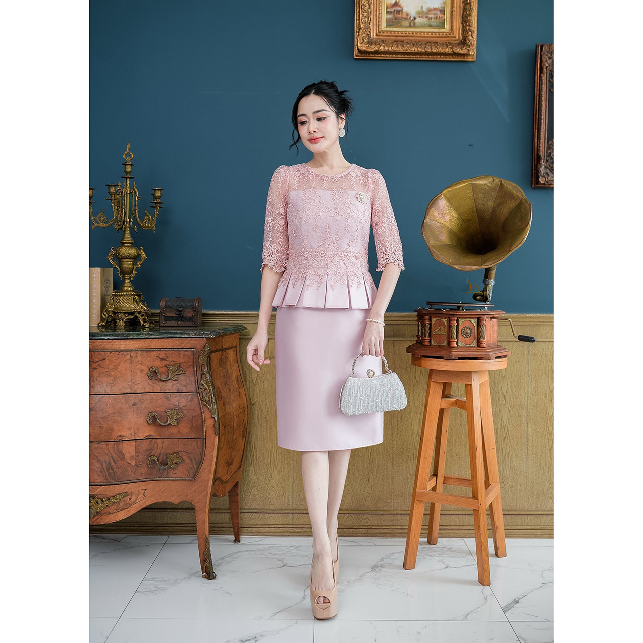 kudapy เดรสผ้าไหม ผสมผสานงานผ้าลูกไม้ใยบวบ ตัวเสื้อเป็นทรงแขนศอก อกซีทรู งานจับจีบทวิสรอบเอวแต่งด้วยลูกไม้ชิ้นเล็ก