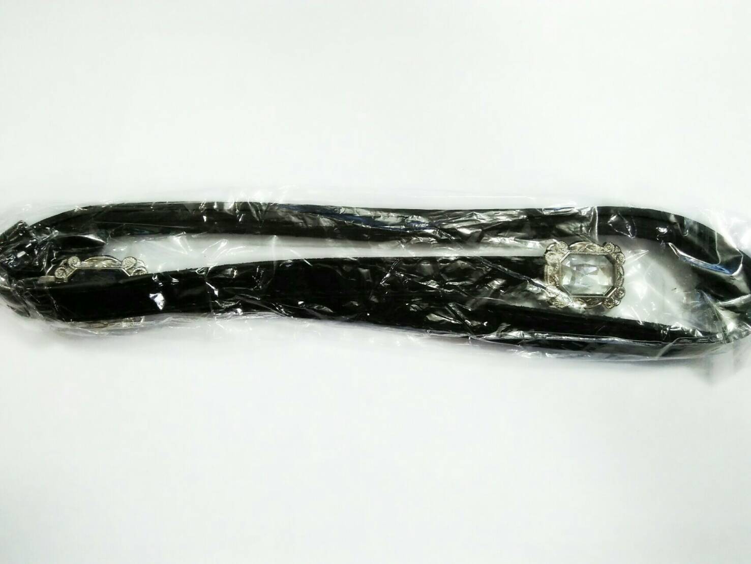 kudapy เดรสผ้าลูกไม้สีขาวแขนยาวฉลุลายเป็นลายดอกไม้ปักมุก ผ้านิ่มยืดหยุ่นได้ดี