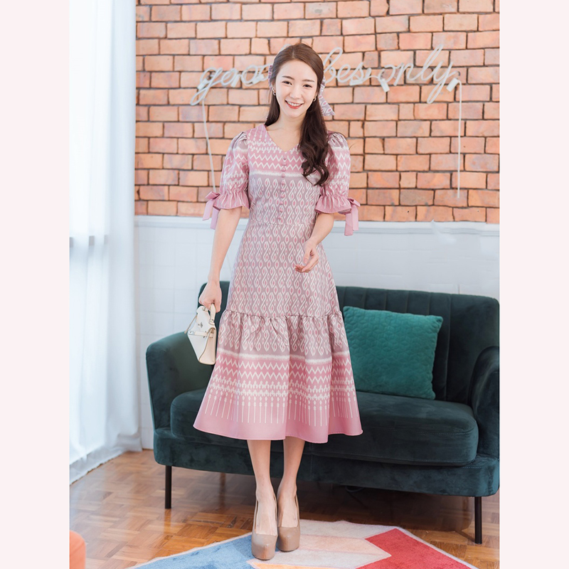 kudapy เดรสสั้นผ้าไทยแขนตุ้กตาสีม่วง/สีเขียว/สีชมพู คอวีแขนจั้มผูกโบว์ผ้าลายไทย ซิบหลัง