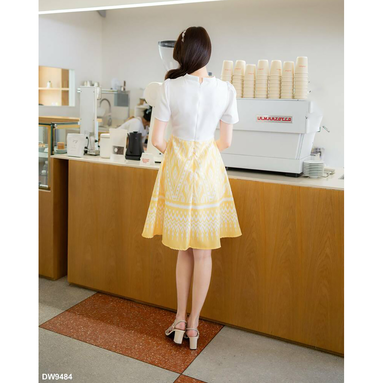 kudapy เดรสสั้นสีชมพู/สีน้ำตาล/สีกรม/สีเหลือง ลายไทยกั๊กผ้าพื้น ใส่ทำงานสวยดูดี