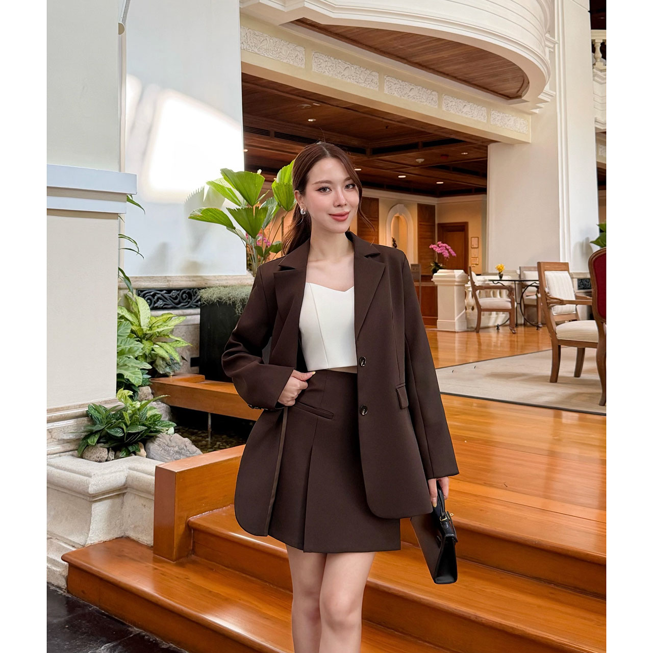 kudapy เซ็ท 3 ชิ้น : เสื้อสูท+crop+กระโปรง สูททรงโอเวอร์ไซซ์สีช็อกโกแลตเข้ม กระดุมติดได้จริง ผ้าเนื้อดีทรงสวยไม่ยับง่าย มีซับในทั้งตัว ดีเทลกระเป๋าจริงด้านหน้าและกระดุมสองเม็ด