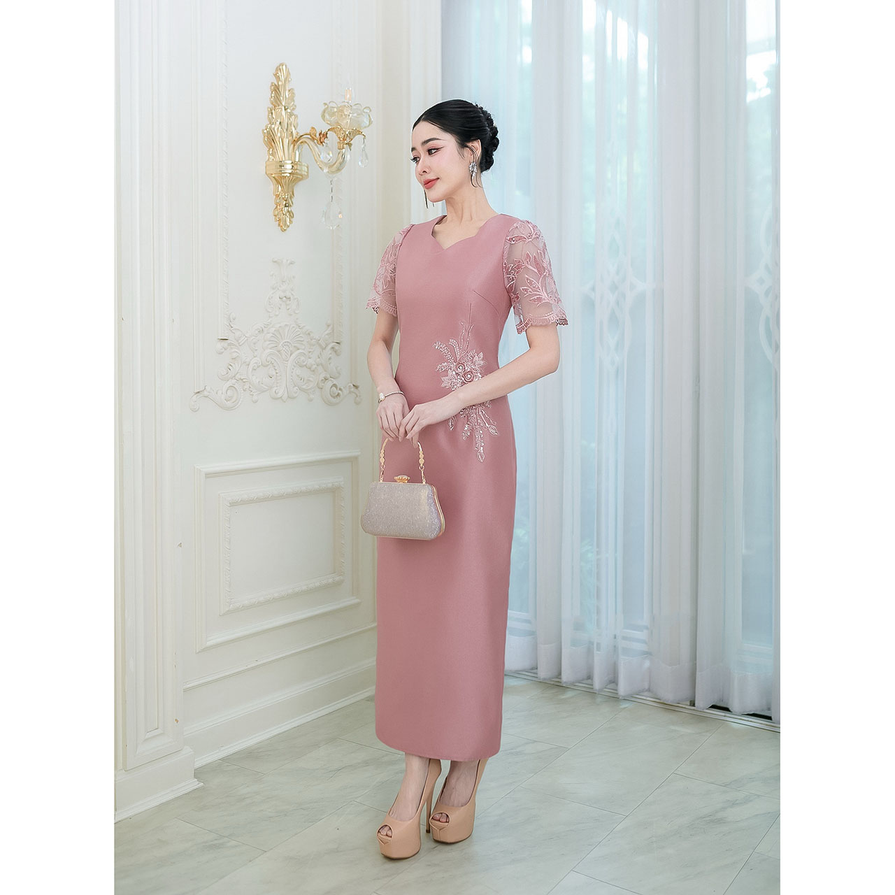 kudapy เดรสผ้าไหมอัดกาวทั้งชุด งานทรงตรงสวยเรียบหรู ด้านหลังกระโปรงผ่า งานแต่งลูกไม้แต่งเลื่อมช่วงแขนและตกแต่งดอกไม้ประดับช่วงเอว