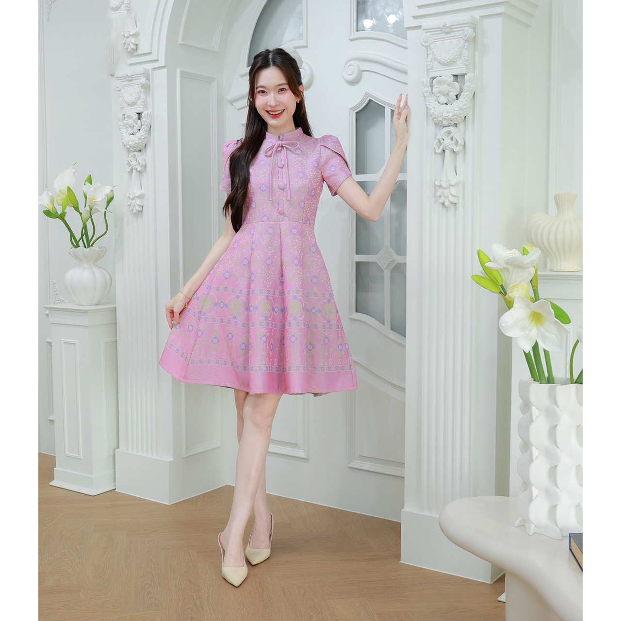 kudapy เดรสไทยทรงบานแขนกลีบบัวคอจีนแบบตั้งเล็กๆพร้อมผูกโบที่คอเสริมลุคให้ดูน่ารักมีสไตล์หวานผสมวินเทจ