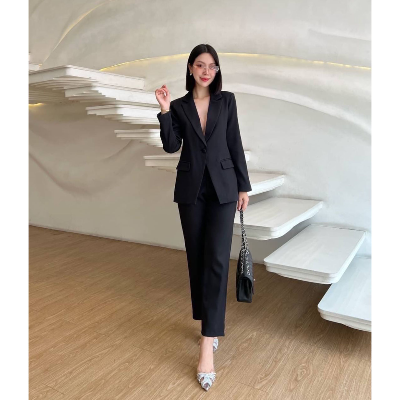 kudapy ชุดเสื้อสูทมีซับในอย่างดี แต่งกระดุมผ้าเดียวกับสีชุด มาคู่กับกางเกงขายาวใส่สบาย กระเป๋าใช้งานได้จริงทั้งเสื้อและกางเกง