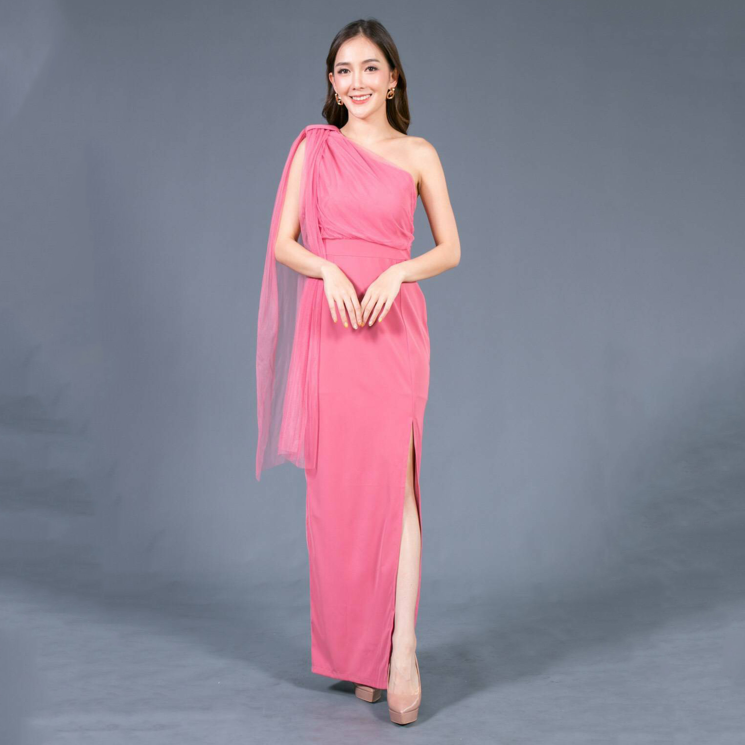 kudapy ชุดราตรียาวสายเดี่ยวแต่งโบว์สีชมพูสด กระโปรงทรงเอ ตีเกร็ดเอว ใส่แล้วเอวคอด พรางแขน พรางสะโพก มากค่ะ