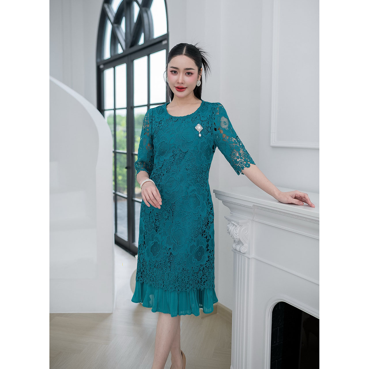 kudapy เดรสสั้นสีชมพูกะปิ/สีเขียว ลูกไม้ทอลายดอกไม้เนื้อนิ่มลายสวย แขนศอก เดรสทรงเรียบหรูใส่ง่าย แต่งชายกระโปรงพลีทด้านใน ผ้าทอลายเส้นเรียงสวยเกรดดี