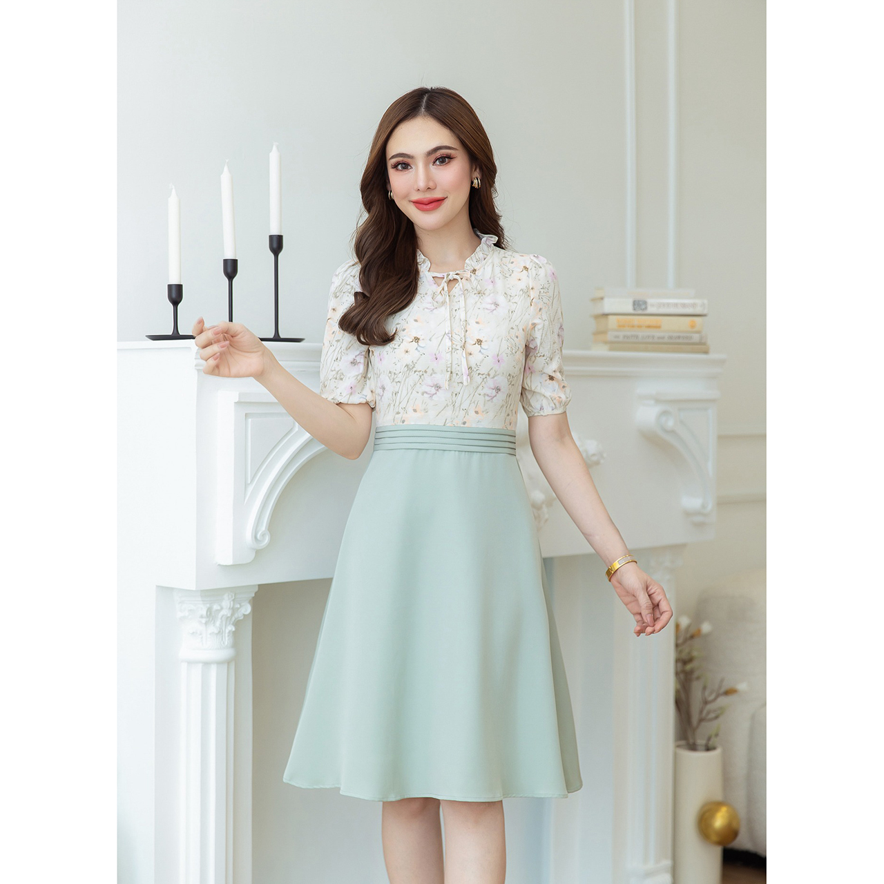 kudapy เดรสสั้นสีเขียวพาสเทล/สีฟ้าคราม ลายดอกสวยละมุน กระโปรงผ้าพื้น สวยลงตัว มีดีเทลจีบและผูกโบว์ช่วงคอ