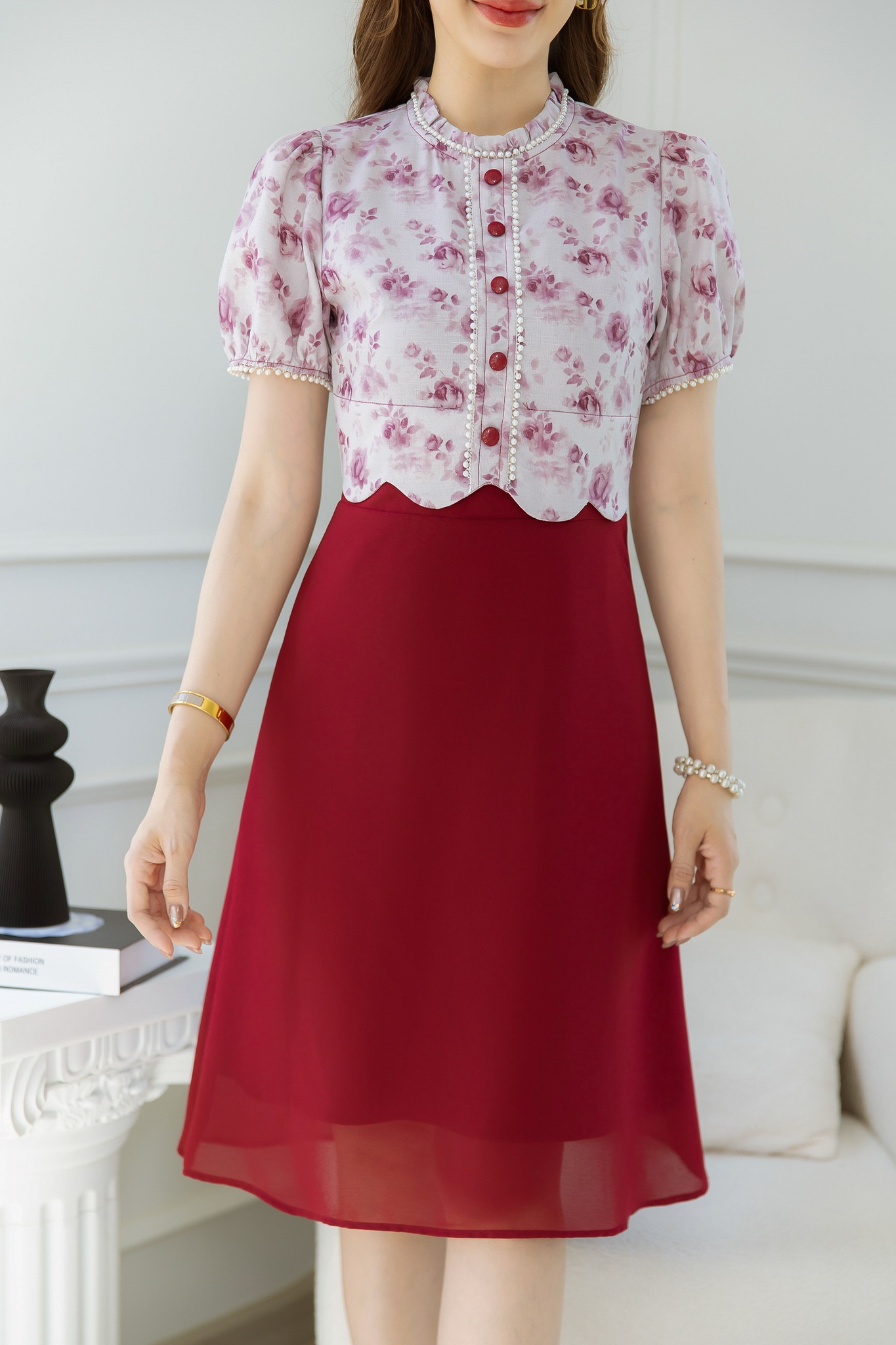 kudapy เดรสคอจีบเอวเคริฟแต่งมุก สวยหวานดูแพง ช่วงตัวใช้ผ้าพิมพ์ลายดอกอัดกาว กระโปรงเป็นผ้าชีฟอง