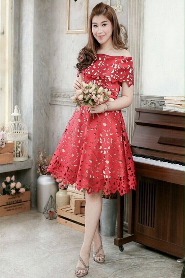 ชุดไปงานแต่งงาน ชุดไปงานแต่งสีแดง ผ้าไหมซาตินเปิดไหล่ลายฉลุทำยาก สุดๆ