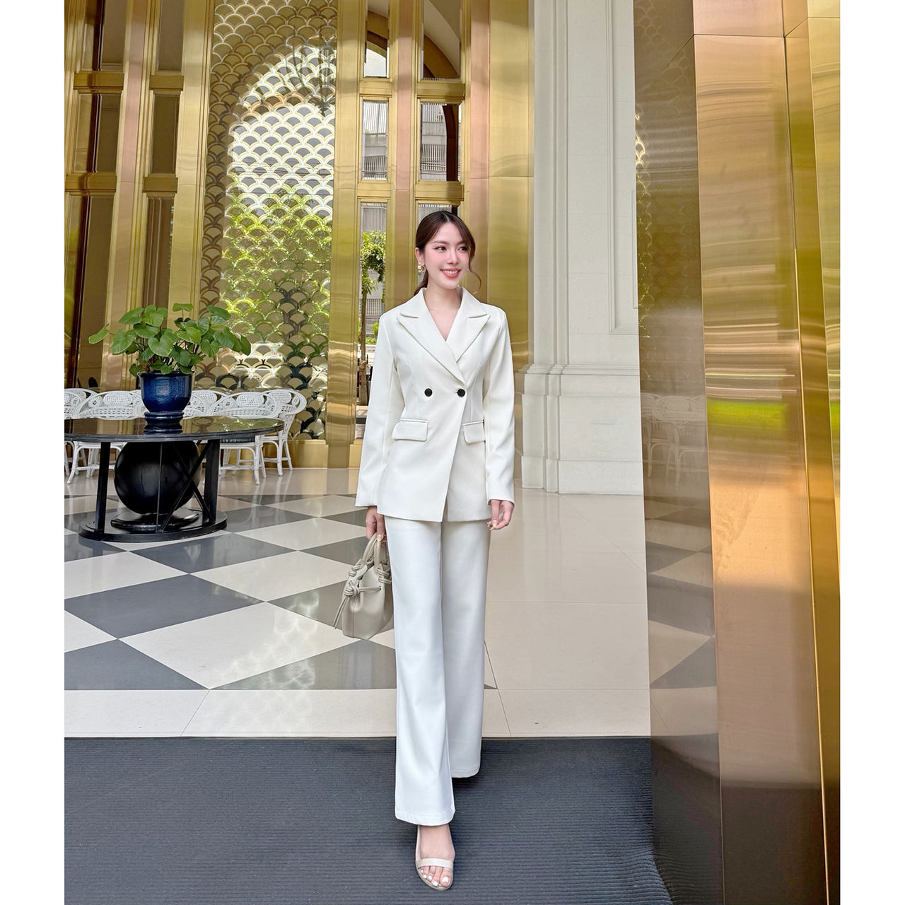 kudapypy ชุดเซ็ทเสื้อสูท ปกสูท มีรองบ่าๆเพื่อให้เป็นทรงสวย ออกแบบกระเป๋าให้สามารถใช้งานได้ มาพร้อมกับกางเกงใช้ผ้าเดียวกับเสื้อสูท