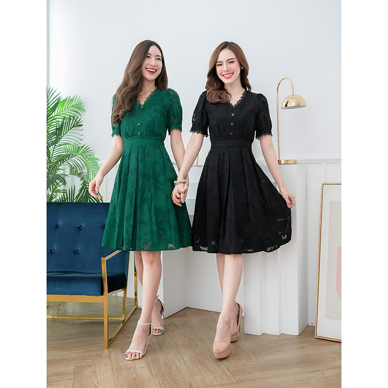 kudapy เดรสสีเขียว/สีดำ ผ้าญี่ปุ่นทอ มีลายในตัว ผ้าสวยเรียบหรูแต่งลูกไม้รอบคอ รอบแขน และรอบเอว