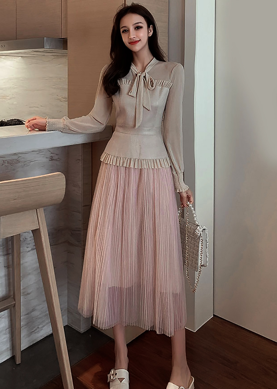 ชุดเซ็ทเสื้อและกระโปรงสีครีม คอผูกโบว์ ใส่คู่หรือใส่แยกชิ้นได้ค่ะ L