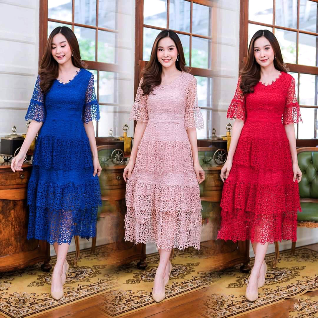 kudapy ชุดเดรสยาวคลุมเข่าสีน้ำเงิน/สีแดง/สีชมพูนู้ด เดรสยาวคอวีปักลูกไม้เนื่อนิ่ม แขนกระดิ่งสามส่วน เดรสยาวระบายชั้น มีซับใน ซิบหลังค่ะ