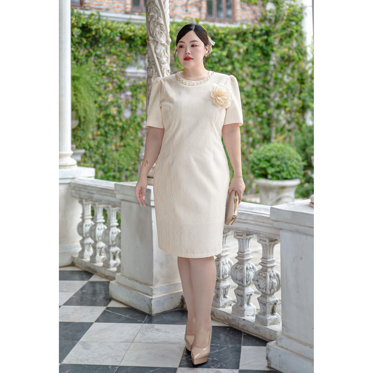 kudapy เดรสแต่งลูกไม้อย่างดี ตรงคอแต่งมุก ชุดตีเกรดด้านหน้าและหลังเข้ารูปสวยงาม บ่าจับจีบยกเล็กน้อย งานทรงเอผ่าหลัง