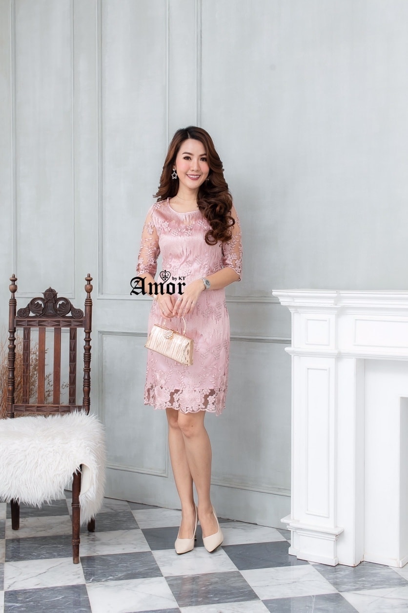kudapy ชุดเดรสผ้าลูกไม้สีชมพู แขนสั้น ไหล่และแขนลูกไม้ซีทรู มีซับในในตัวเนื้อดี ซิบซ่อนด้านหลัง