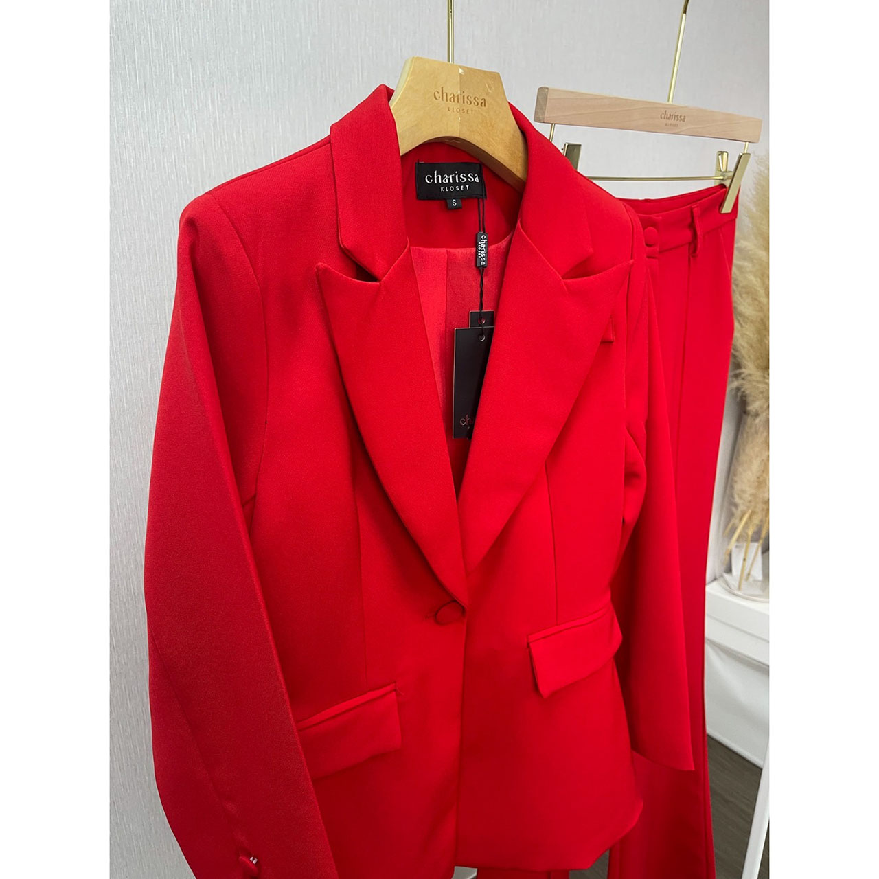 kudapy setsuit เสื้อ+กางเกง ตัวเสื้อออกแบบให้มีกระดุมปั้มผ้าเดียวกับสูท 1 เม็ดติดได้จริง กระเป๋าจริง มีซับในทั้งตัว