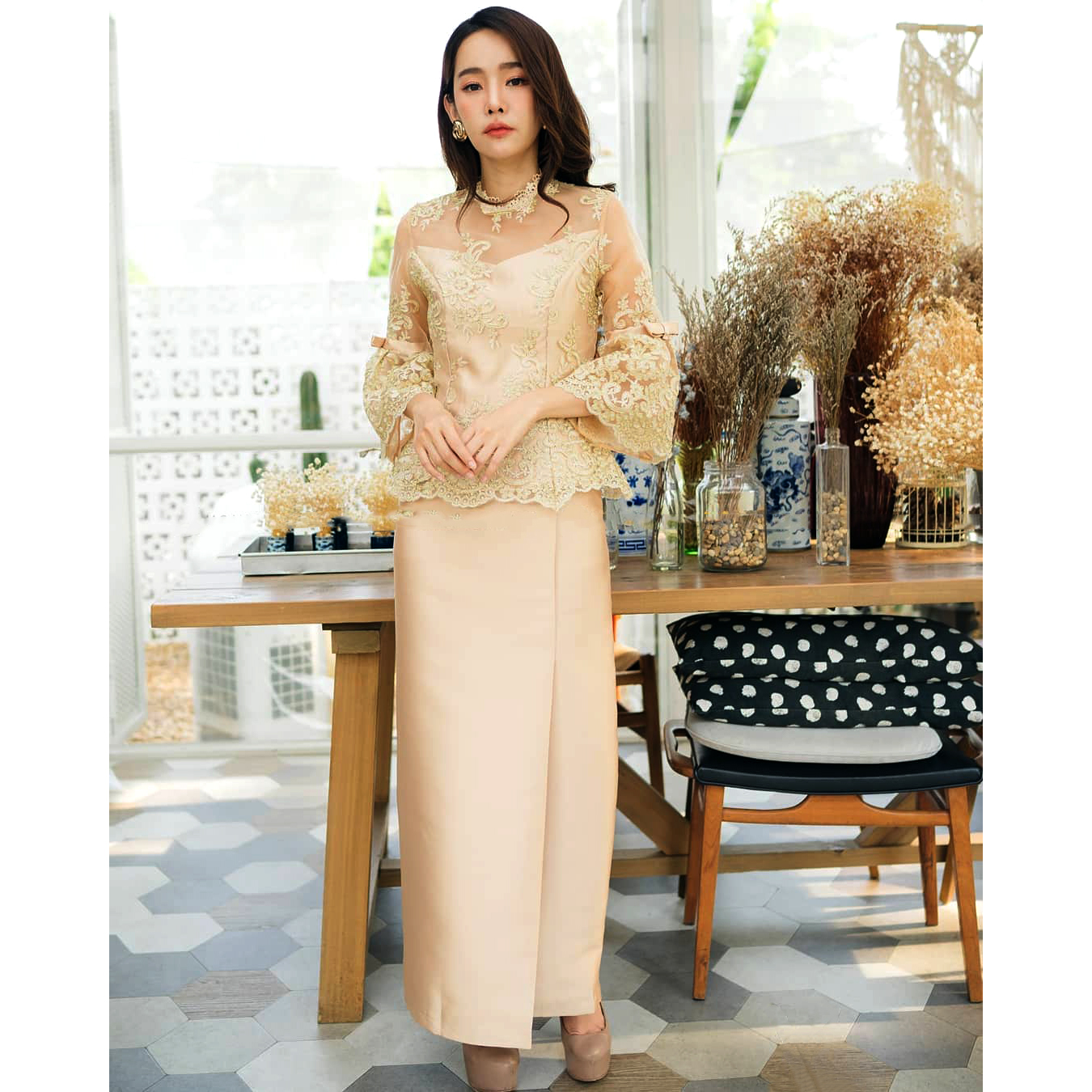 kudapy ชุดไทยประยุกต์สีทอง ผ้าลูกไม้ฝรั่งเศสปักดิ้นทอง เล่นไฟดีมากคะ ดีเทลสวยตามแบบเลยค่ะ