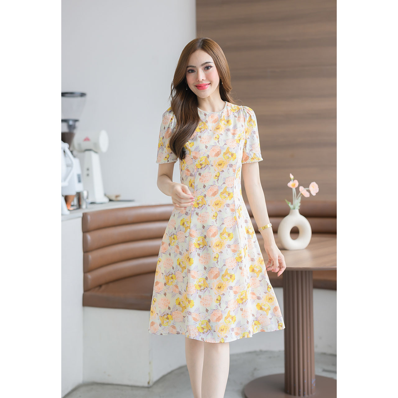 kudapy เดรสสั้นโทนสีครีมดอกเหลือง ลายดอก มึดีเทลแต่งมุกรอบคอ และรอบแขน ใส่สบาย เนื้อผ้านุ่มลื่น