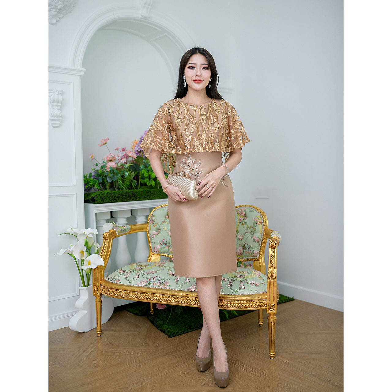 kudapy เดรสสั้นสีน้ำตาลทอง/สีโอรส ผ้าไหมงานดีไซน์คลุมไหล่ด้วยผ้าลูกไม้ปักลายแต่งเลื่อม