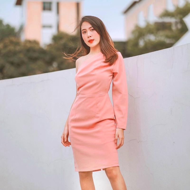 kudapy ชุดไปงานแต่งงานสีชมพู,สีแดง,สีกรมท่า เดรสสั้นไหล่เฉียงข้างแขนยาว เรียบหรู สวย ดูดี ใส่เป็นชุดราตรี ชุดออกงาน