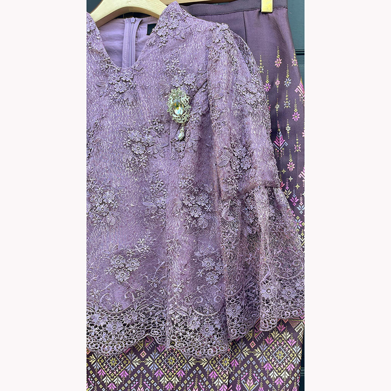 kudapy ชุดเซ็ทออกงานเสื้อลูกไม้สีทองน้ำผึ้ง/สีม่วงกะปิ เนื้อผ้าลูกไม้ฝรั่งเศสสุดละมุน สั่งทอแบบพิเศษ