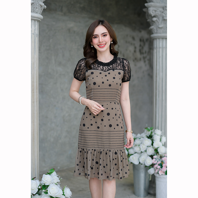 kudapy เดรสสั้นสีเทา/สน้ำตาล ผ้าชีฟองพิมพ์ลาย ไหล่ลูกไม้ สวยเก๋ ไม่เหมือนใคร พิมพ์ลายจุดสลับลายเส้น สวยแปลกตา