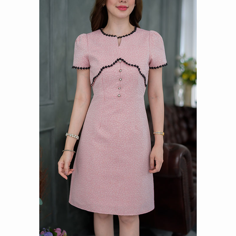 kudapy เดรสสั้นคอกลมสีชมพู/สีม่วงพาสเทล เสื้อครอปคลุม ใช้ลูกไม้ดอกเล็กสีดำตัดขอบสวย แต่งกระดุมช่วงอก