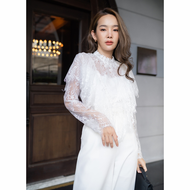 kudapy เซตเสื้อลูกไม้ผ้าสีครีม/สีชมพู/สีขาว ผ้าเนื้อนิ่มมากๆ แขนยาว ซิปหลัง แต่งระบายรอบอก แมทช์คู่กับกางเกงขายาว ซิปหลัง ขาบาน