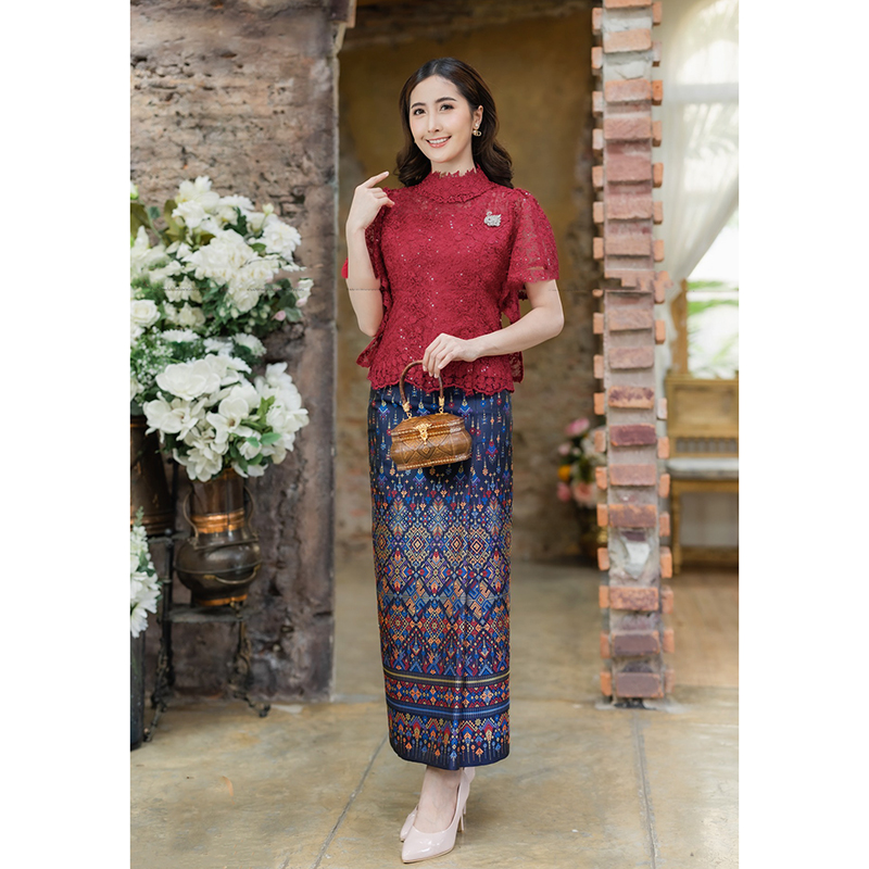 kudapy เสื้อลูกไม้พรีเมี่ยมสวยแดง / ทอง ผ้าลูกไม้ 3 มิติดอกนูน มีชิปซ่อนหลัง แขนดีไซค์เก๋ ปักเลี่ยมสวยงาม (เฉพาะเสื้อ 1890) ทั้งชุด 3990 ส่งฟรี