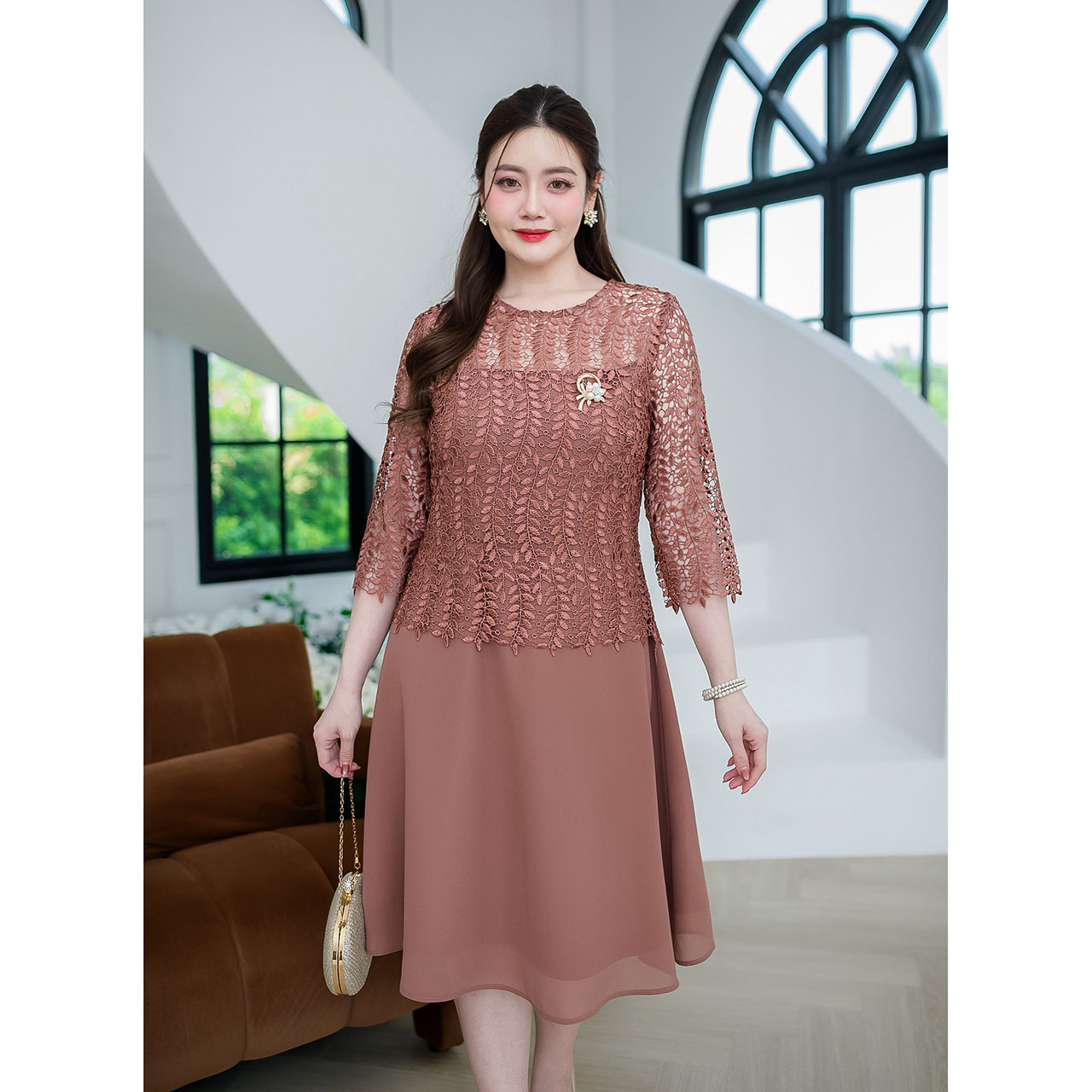 kudapy เดรสสั้นสีน้ำตาล/สีชมพู ลูกไม้เนื้อเงาถักทอลายเถาวัลย์ เดรสแขนห้าส่วน กระโปรงผ้าชีฟองพริ้วสวย มีซับในทั้งชุด