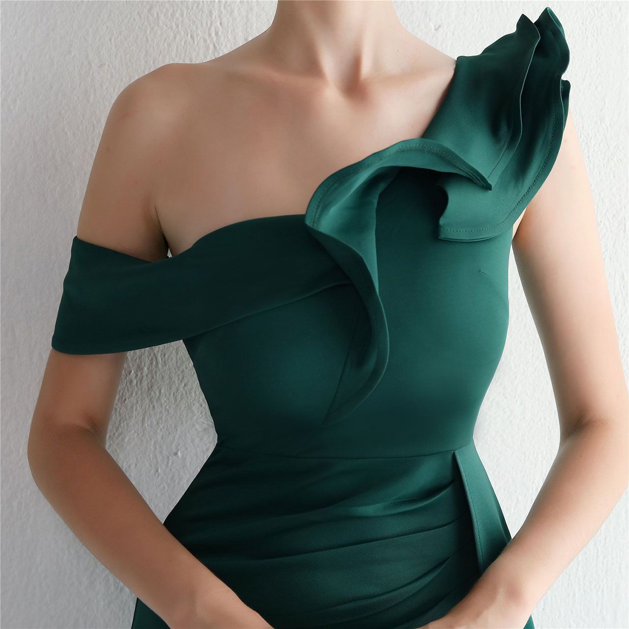 kudapy ชุดราตรียาวสีเขียว ปาดไหล่แต่งระบาย กระโปรงผ่าหน้าทรงหางปลา สำหรับใส่เป็นชุดราตรีออกงานกลางคืน