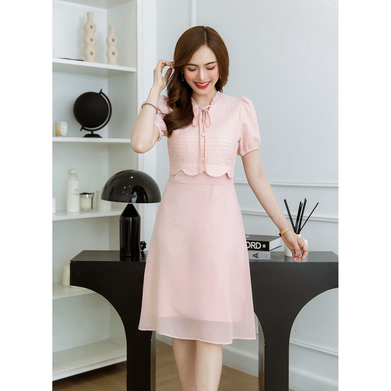 kudapy เดรสสั้นสีขาวดำ/สีชมพู ลูกไม้กระโปรงชีฟอง สวยเรียบดูดี เป็นเดรสเสื้อลูกไม้ตัดต่อกระโปรงชีฟองสวยพริ้ว มีดีเทลเป็นเสื้อครอปเย็บเป็นเคริฟสวยละมุน แต่งกระดุม