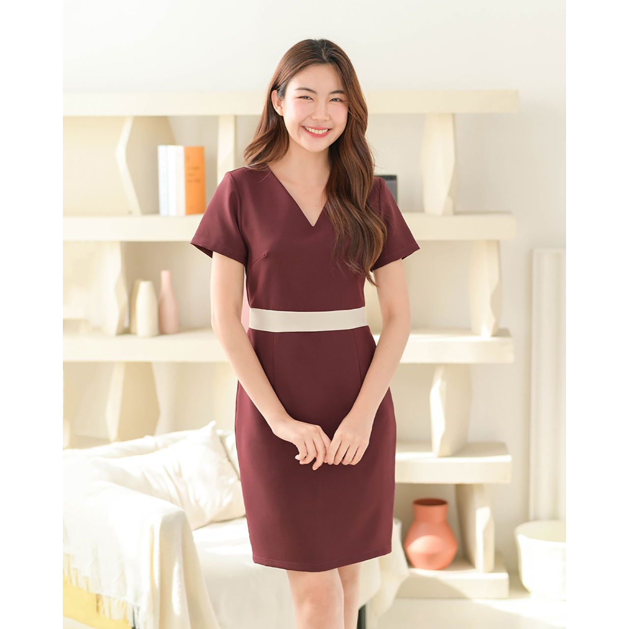 kudapy ฌดรสแขนสั้นคอวี ดีไซน์ทูโทนตัดต่อคาดเอว เข้ารูป ทรงสอบ เนื้อผ้าอยู่ทรง เก็บทรงหุ่นเป๊ะผอมเพรียว