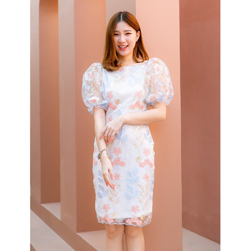 kudapy เดรสสั้นสีฟ้าขาว ผ้าโปร่งปักลายดอกไม้สีสวย ซับในด้วยผ้าซาร่า