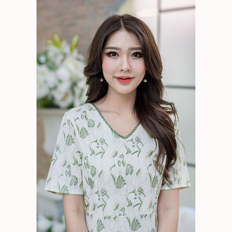 kudapy เดรสยาวสีเขียวดิ้นทอง/สีฟ้าดิ้นทอง ผ้าลูกไม้ดิ้นทองสีทองอ่อนๆ มีดีเทลแต่งลูกไม้คาดช่วงกระโปรง