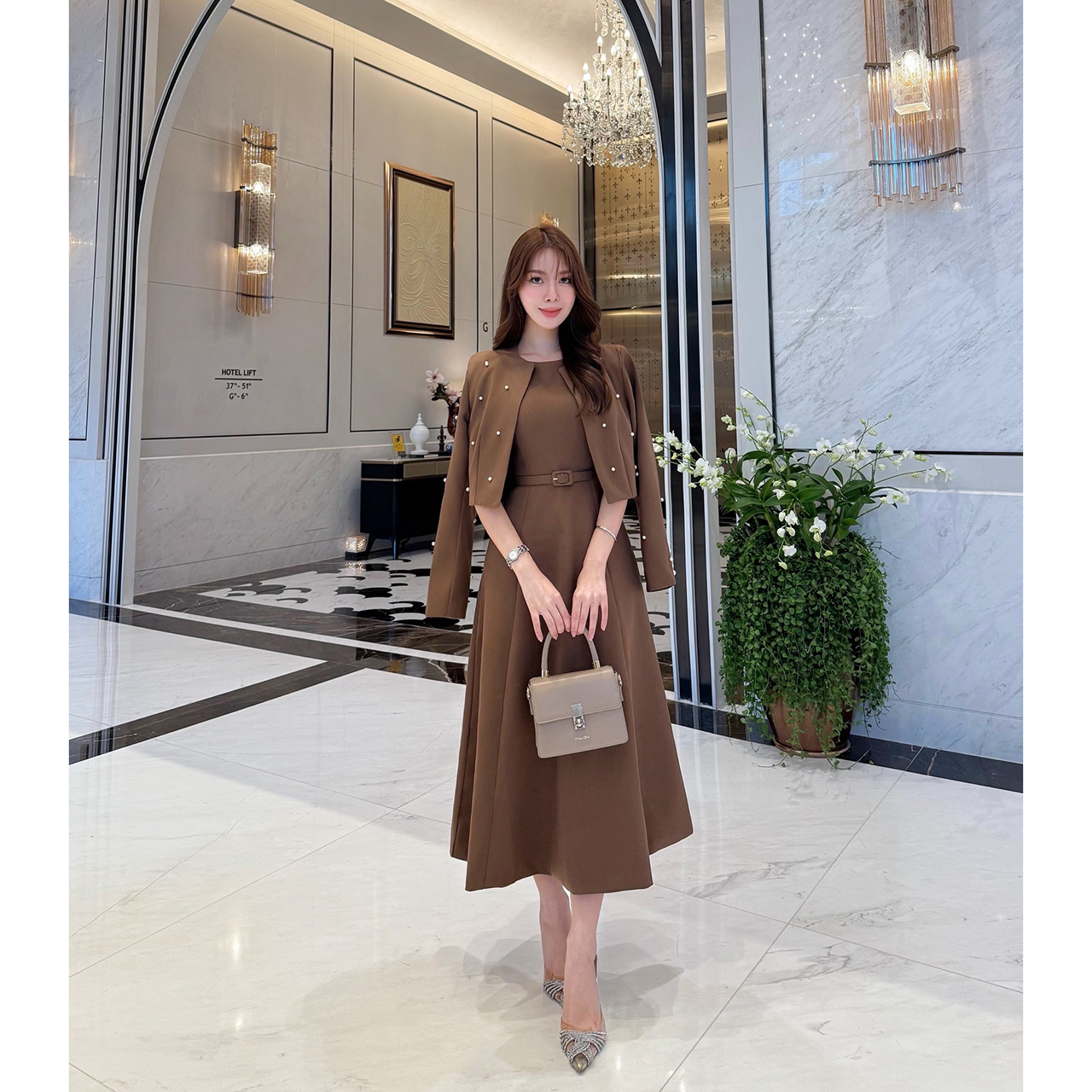 kudapy เซ็ท 3 ชิ้น เดรสออกมาให้เข้ารูปเอวสูง มีฟองน้ำในตัว ซิปด้านหลัง เสื้อครอปสวยหรูด้วยการตกแต่งไข่มุก มีตะขอติดเสื้อให้ ครอปมีรองบ่าบางๆ