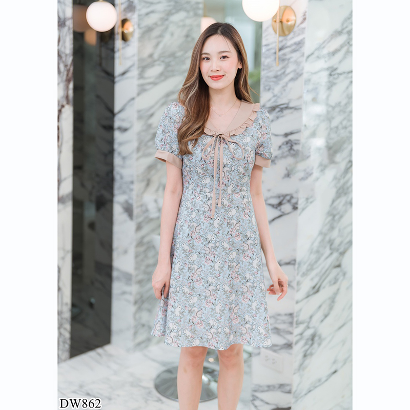 kudapy เดรสสั้นคอกลมสีฟ้า/สีดำ/สีชมพู ใส่ทำงานลายดอกปกคอบัวแขนจั๊ม ลายดอกไม้แต่งเชื่อกผูกโบด้านหน้า สวยดูดี