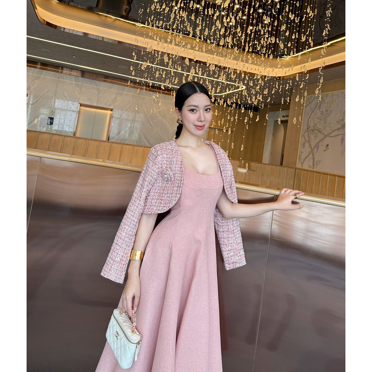 kudapy เดรส+เสื้อครอป+เข็มกลัดดอกไม้ ผ้าพรีเมี่ยมทวิตที่ เดรสเป็นทรงเข้ารูปช่วงเอว มีความพองช่วงล่างน่ารักมาก ซิปซ่อนด้านหลัง มีซับใน