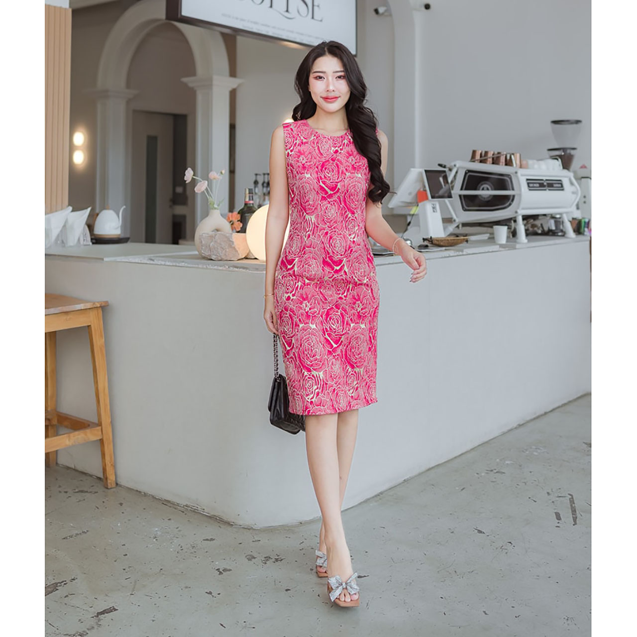 kudapy เดรสสั้นผ้าไหมทอลาย สีชมพูสด กลึงนูน ลายดอกกุหลาบ วาดลายทอง