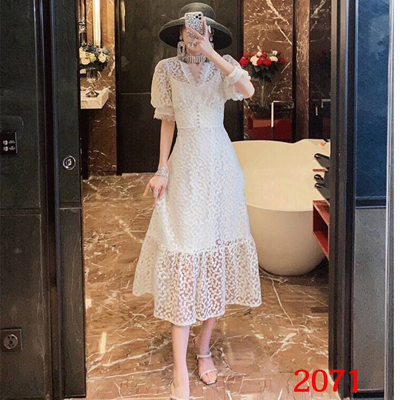 kudapy เดรสยาวสีขาว งานปัก+ซับในสายเดี่ยวแยกชิ้น ใช้ผ้าเนื้อดีปักลายดอกไม้ แต่งเกสรด้วยไหมดิ้นทอง ช่วงเอวแต่งประดับกระดุมเงิน